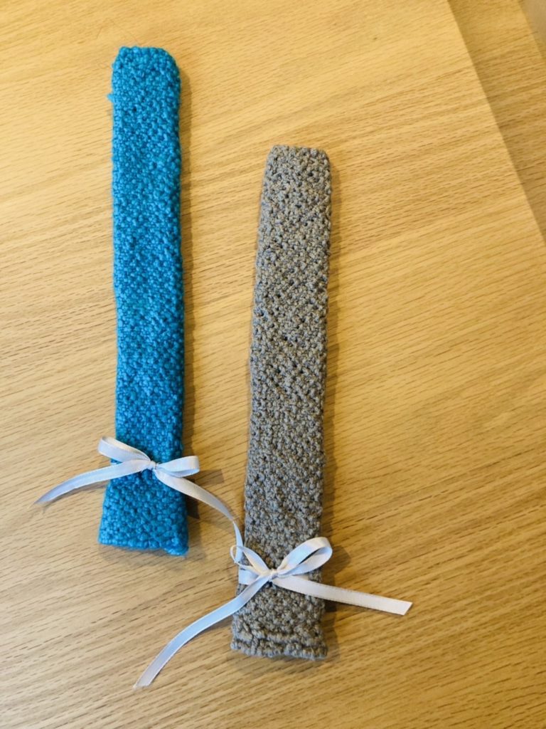 マクラメ編み白杖グリップカバー。ターコイズブルーとくすみピンク。下部に白っぽいサテンのリボンが結ばれていて上品に可愛いです